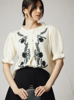 Bluza casual din tricot bej cu broderie si nasturi