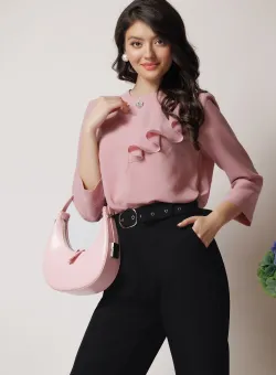 Bluza eleganta din viscoza roz cu volan si brosa