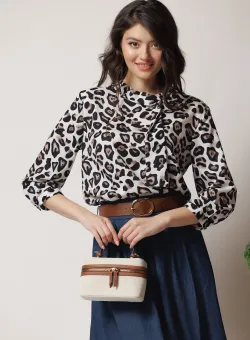 Bluza office din viscoza ivory cu animal print si funda la guler