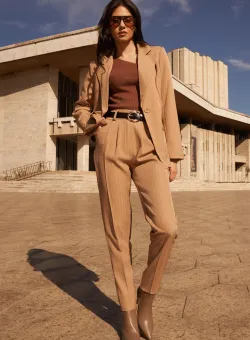 Pantaloni Delia bej cu dungi si curea neagra