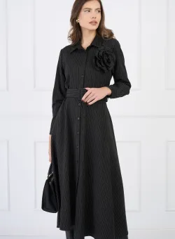 Rochie din stofa neagra tip camasa cu floare si curea in talie