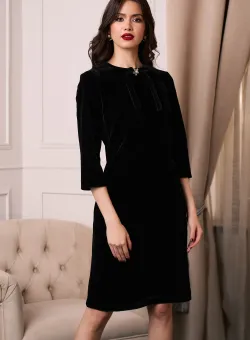 Rochie DY Fashion eleganta din catifea neagra cu funda si brosa la decolteu