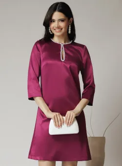 Rochie DY Fashion eleganta din satin magenta cu perle la bust