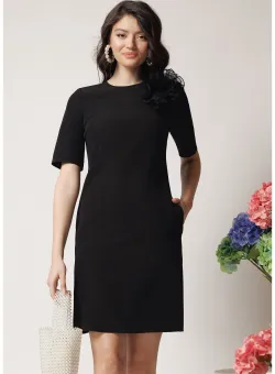Rochie DY Fashion eleganta din stofa neagra cu floare maxi pe umar