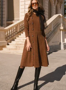 Rochie DY Fashion office din tricot maro cu nasturi pe o parte