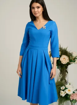 Rochie LaDonna albastra midi cu decolteu adanc si brosa detasabila