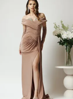 Rochie lunga eleganta din lycra maro cu strasuri la decolteu si maneci detasabile