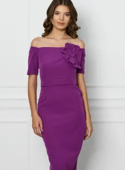 Rochie magenta cu umeri goi si floare pe bust
