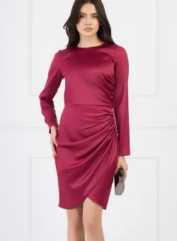Rochie Moze eleganta din satin magenta cu fronseu si accesoriu pe fusta