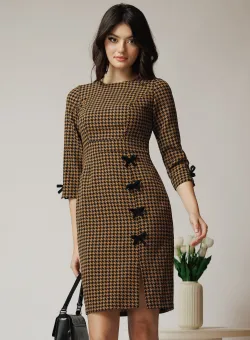 Rochie Moze office din stofa maro cu imprimeu pepit si funde pe fusta