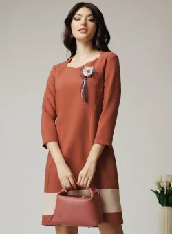 Rochie office din stofa caramizie cu banda roz la baza si accesoriu la bust