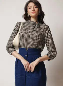 Bluza office din viscoza bej cu imprimeu pepit si funda la guler