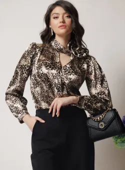 Camasa Moze eleganta din satin bej cu animal print si floare pe umar