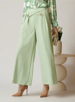 Pantaloni office din crep verde pastel evazati cu accesorii metalice