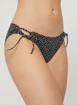 Protest chiloti culoarea negru