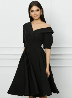 Rochie neagra cu rever la bust