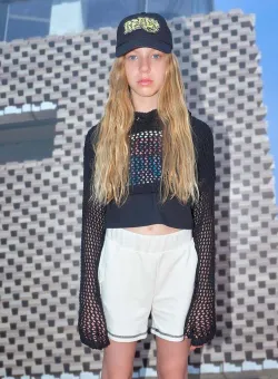 Sisley pantaloni scurți din bumbac pentru copii culoarea bej, cu imprimeu