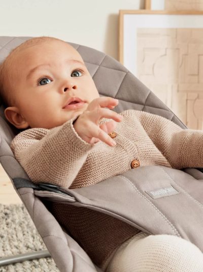 Balansoar BabyBjorn Bliss Sand Grey din tesatura matlasata cu aspect clasic cu bara de jucarii