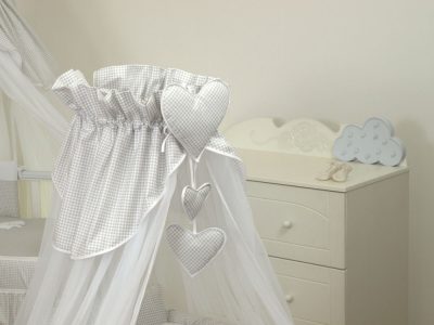 Baldachin din tul pentru patut bebe Bear Heart Gri 160 x 600 cm suport de prindere inclus