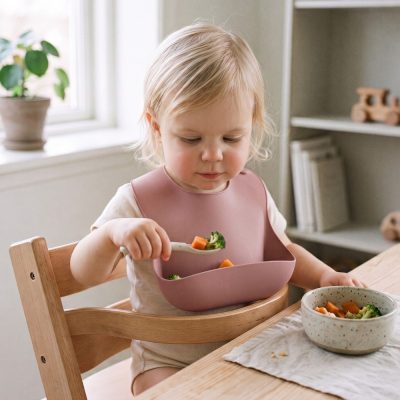 Baveta pentru copii Bocioland Roz din silicon alimentar, inchidere reglabila, buzunar pentru resturi alimentare, compatibila masina vase