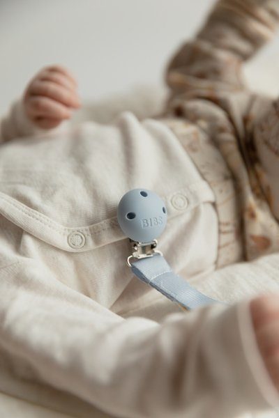 Lantisor clip Bibs Ribbon pentru suzeta Dusty Blue