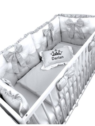 Lenjeria de pat Personalizata cu 4 perne aparatori matlasate, cearceaf cu volanas, pilota si pernuta 120x60 cm gri