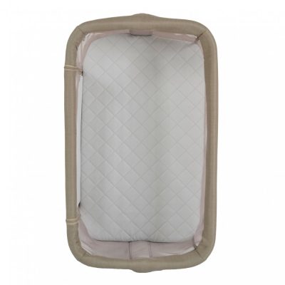 Patut Co-Sleeper Cangaroo Aura Beige 88x56 cm cu laterala culisanta, saltea cu baza ferma si husa detasabila, functie anti reflux, 7 nivele de reglare a inaltimii, 4 roti cu frana,recomandat de la nastere pana la 9 kg