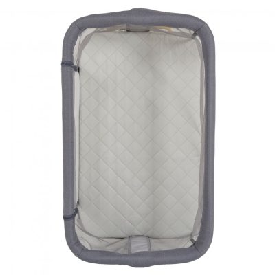 Patut Co-Sleeper Cangaroo Aura Grey 88x56 cm cu laterala culisanta, saltea cu baza ferma si husa detasabila, functie anti reflux, 7 nivele de reglare a inaltimii, 4 roti cu frana,recomandat de la nastere pana la 9 kg
