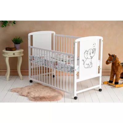 Patut din lemn bebe, 120x60 cm, Cu laterala culisanta, Din lemn de pin si mdf, Stabil si rezistent, Inaltime saltea reglabila pe 3 nivele, Laterala cu 3 bete detasabile, EN716-1, EN716-2, Alb, Qmini, Timmi Elephant