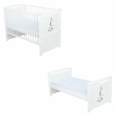 Patut din lemn bebe, Transformabil si pentru junior, 120x60 cm, Din lemn de pin si mdf, Stabil si rezistent, Inaltime saltea reglabila pe 3 nivele, Laterala cu 3 bete detasabile, EN716-1, EN716-2, Alb, Babyneeds, Nadia II, Girafa + Saltea 10 cm