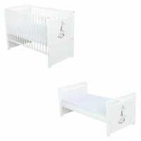 Patut din lemn bebe, Transformabil si pentru junior, 120x60 cm, Din lemn de pin si mdf, Stabil si rezistent, Inaltime saltea reglabila pe 3 nivele, Laterala cu 3 bete detasabile, EN716-1, EN716-2, Alb, Babyneeds, Nadia II, Girafa + Saltea 10 cm