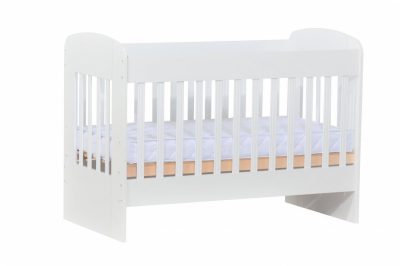 Patut din lemn pentru copii, Nichiduta Sweet Dreams II, somiera reglabila pe 3 inaltimi distincte, tratat cu vopsele si lacuri ecologice pe baza de apa, dimensiuni exterioare 124 x 65 x 90 cm