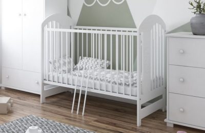 Patut din lemn pentru copii Tymon alb 120 x 60 cm, design modern cu somiera reglabila si   3 bare laterale detasabile 0-4 ani