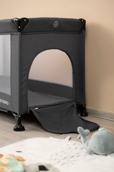 Patut pliabil pentru copii Caretero Basic Graphite cu un nivel,fereastra acces cu fermoar, saltea pliabila 120x690 cm si geanta transport incluse, greutate admisa 15 kg, dimensiune 125x66x75.5 cm