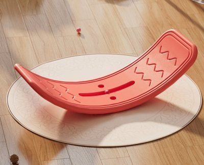 Placa de echilibru pentru copii Nichiduta Garden Red, design ergonomic, margini rotunjite, pad-uri non-slip, dimensiune 80 x 30 cm